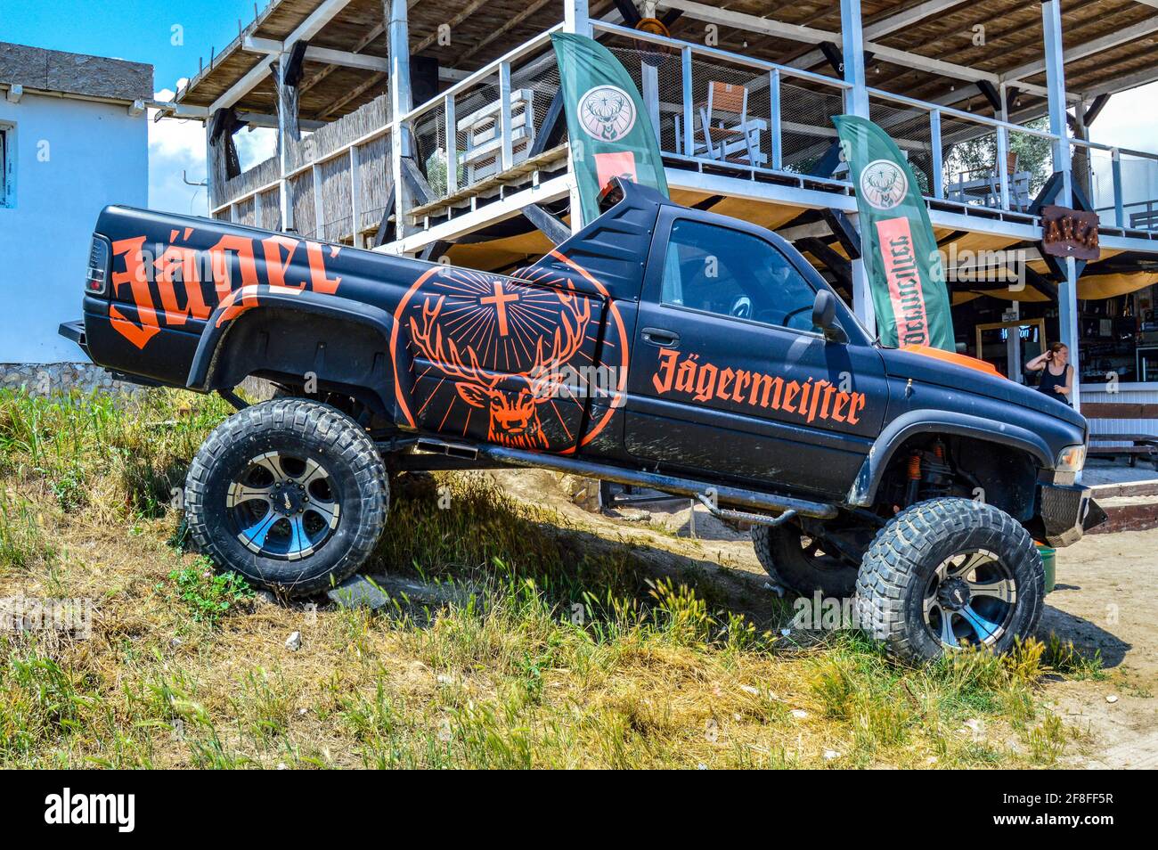Jagermeister Truck pubblicità pick-up con marchio nero e arancione, parcheggiato di fronte a un bar a Vama Veche, Romania, luglio 2020 Foto Stock