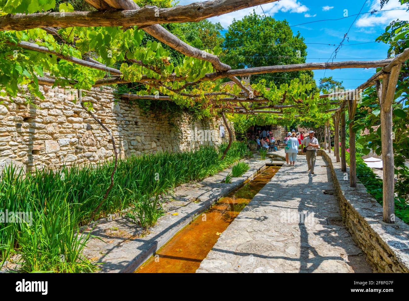 BALCHIK, BULGARIA, 13 LUGLIO 2019: Le persone passeggiano nel giardino botanico del palazzo Balchik a Bulgraia Foto Stock