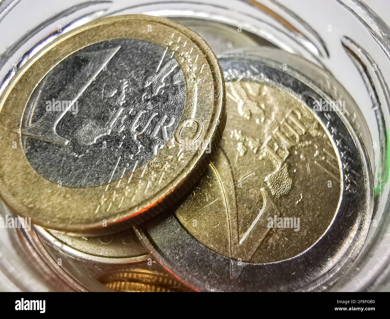 Monete in euro in un vaso di muratore Foto Stock