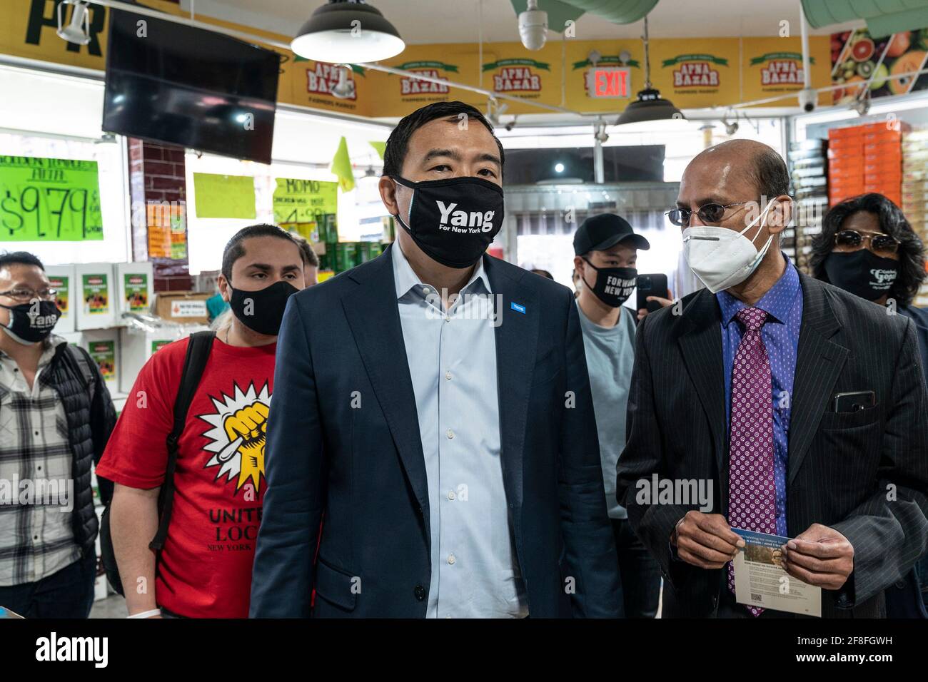 New York, Stati Uniti. 13 Apr 2021. Andrew Yang ha visto all'interno del negozio Apna Bazar con l'attivista locale Morshed Alam alla sua sinistra. Il candidato Mayoral Andrew Yang visita le aziende di proprietà dei musulmani il primo giorno di Ramadan nella zona di Jackson Heights delle regine. Andrew Yang è stato Unito dal leader della comunità Morshed Alam e responsabile organizzatore per UNIRE QUI locale 100 Milano Rahman. Yang ha visitato alcuni piccoli negozi e ristoranti. Questi negozi sono per la maggior parte di proprietà degli immigrati provenienti dal Bangladesh. (Foto di Lev Radin/Pacific Press) Credit: Pacific Press Media Production Corp./Alamy Live News Foto Stock