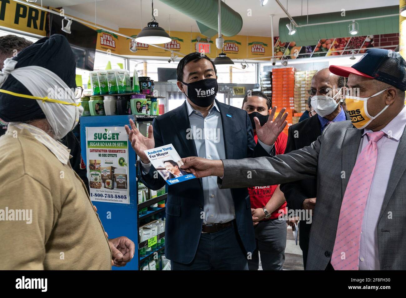 New York, Stati Uniti. 13 Apr 2021. Andrew Yang ha visto all'interno del negozio Apna Bazar dove è distribuito volatori della sua campagna. Il candidato Mayoral Andrew Yang visita le aziende di proprietà dei musulmani il primo giorno di Ramadan nella zona di Jackson Heights delle regine. Andrew Yang è stato Unito dal leader della comunità Morshed Alam e responsabile organizzatore per UNIRE QUI locale 100 Milano Rahman. Yang ha visitato alcuni piccoli negozi e ristoranti. Questi negozi sono per la maggior parte di proprietà degli immigrati provenienti dal Bangladesh. (Foto di Lev Radin/Pacific Press) Credit: Pacific Press Media Production Corp./Alamy Live News Foto Stock