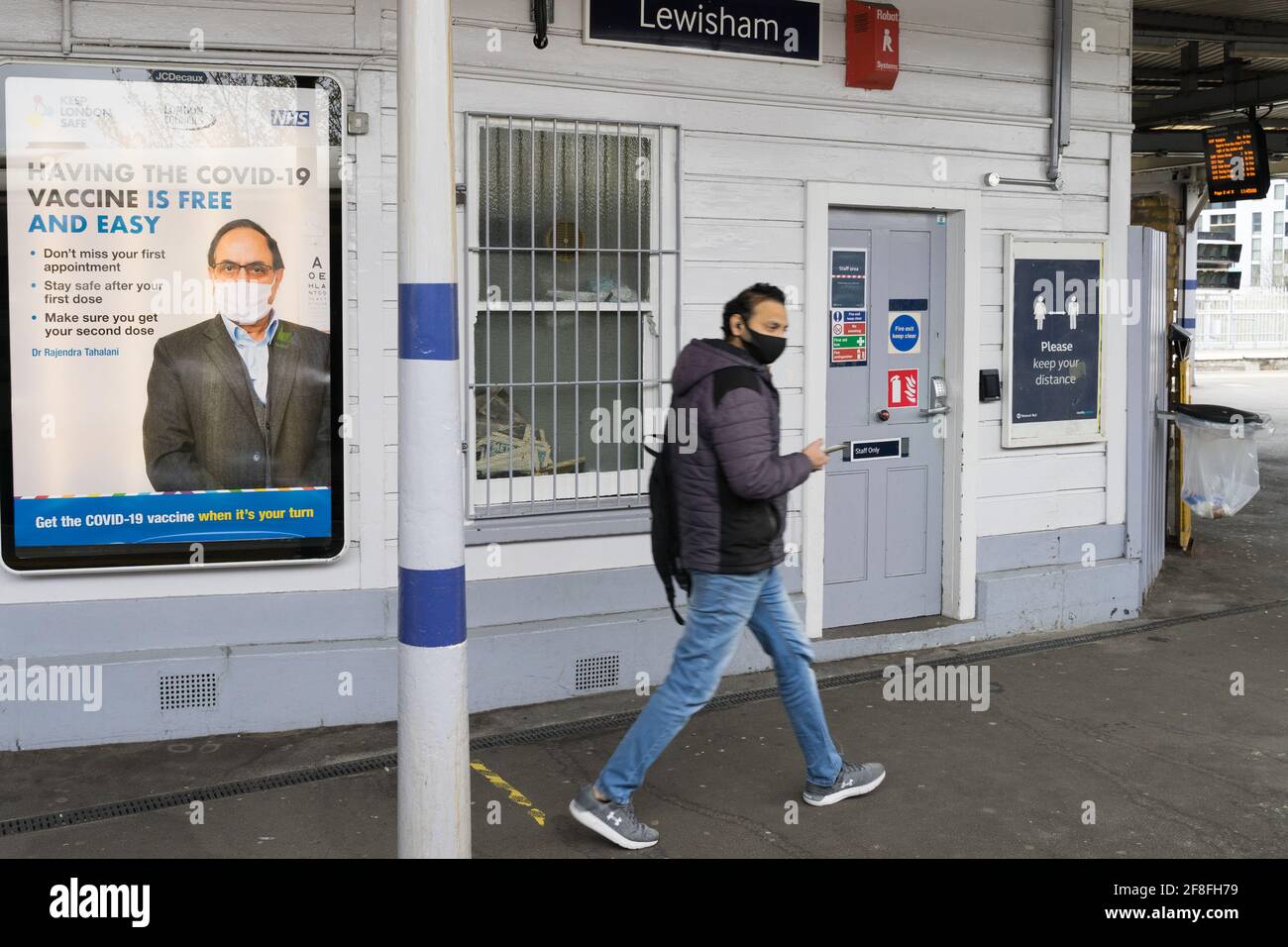 Poster LED che mostra il messaggio "avere il vaccino Covid-19 è gratuito e facile" sulla piattaforma alla stazione ferroviaria di Lewisham, Londra, Regno Unito Foto Stock