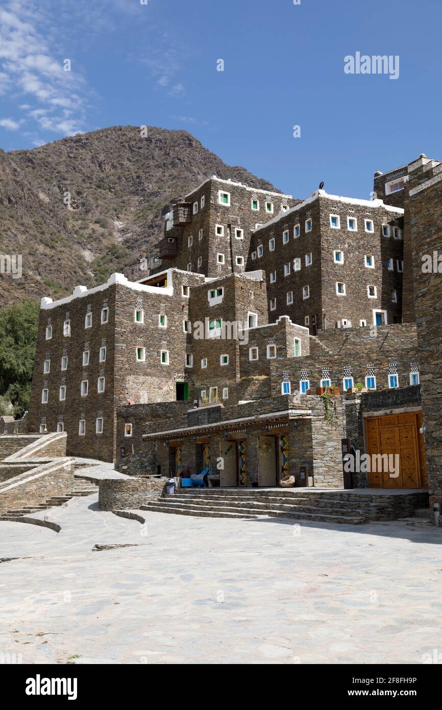 Abha, Arabia Saudita, febbraio 25 2020: Il villaggio di Rijal Almaa è costruito da 60 edifici a più piani. Sono tutte costruite in modo tradizionale con o Foto Stock