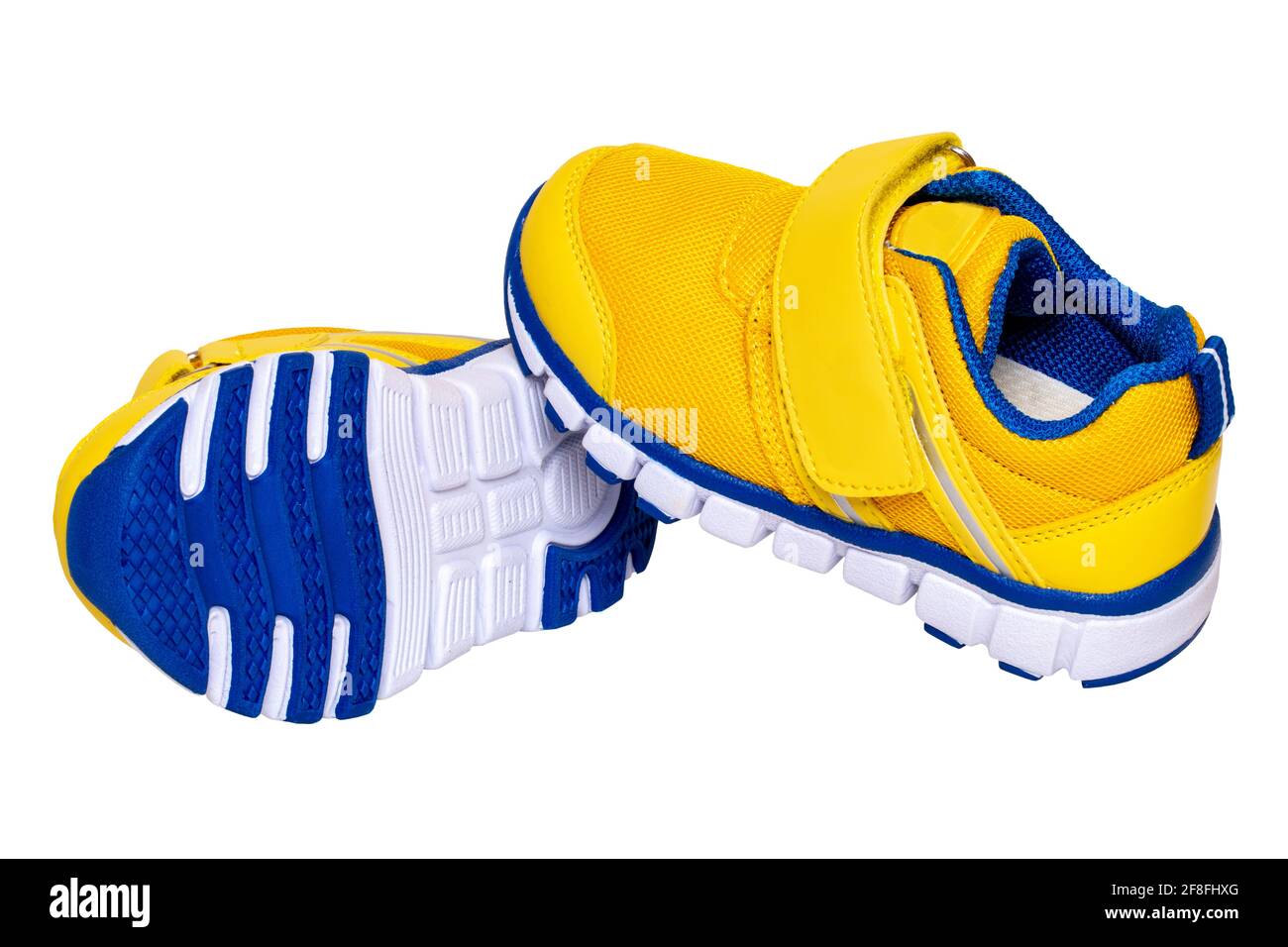 Bambino scarpe moda. Close-up di una coppia di giallo blu bambino sneaker o  scarpe sportive isolato su uno sfondo bianco. Elegante e alla moda e scarpe  per ragazze Foto stock - Alamy