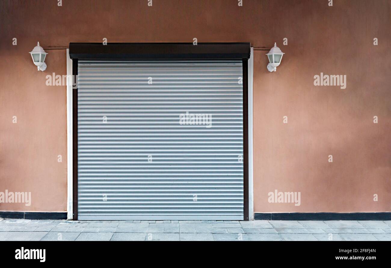 sportello in metallo. Tema chiuso per gli acquisti. Negozi di strada che si chiudono con uno spazio di copia per il testo. Foto Stock