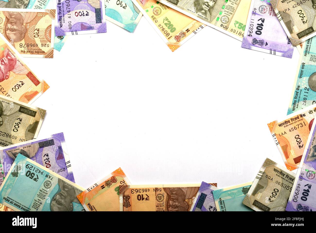 Nuovi soldi indiani su sfondo bianco isolato, valuta indiana, rupia, rupia indiana, denaro indiano, Affari, finanza, investimenti, Foto Stock