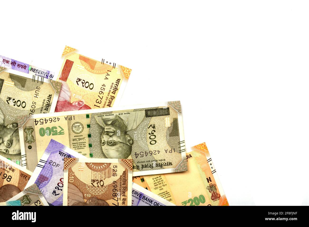 Nuovi soldi indiani su sfondo bianco isolato, valuta indiana, rupia, rupia indiana, denaro indiano, Affari, finanza, investimenti, Foto Stock