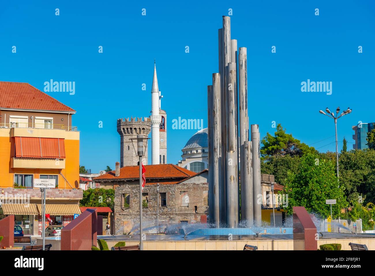 La moschea EBU Bekr si affaccia dietro la piazza della democrazia a Shkoder, Albania Foto Stock