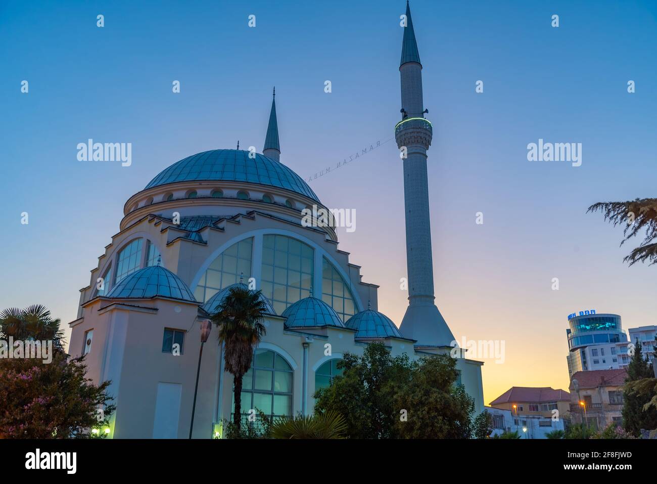 Vista al tramonto della moschea EBU Bekr a Shkoder, Albania Foto Stock