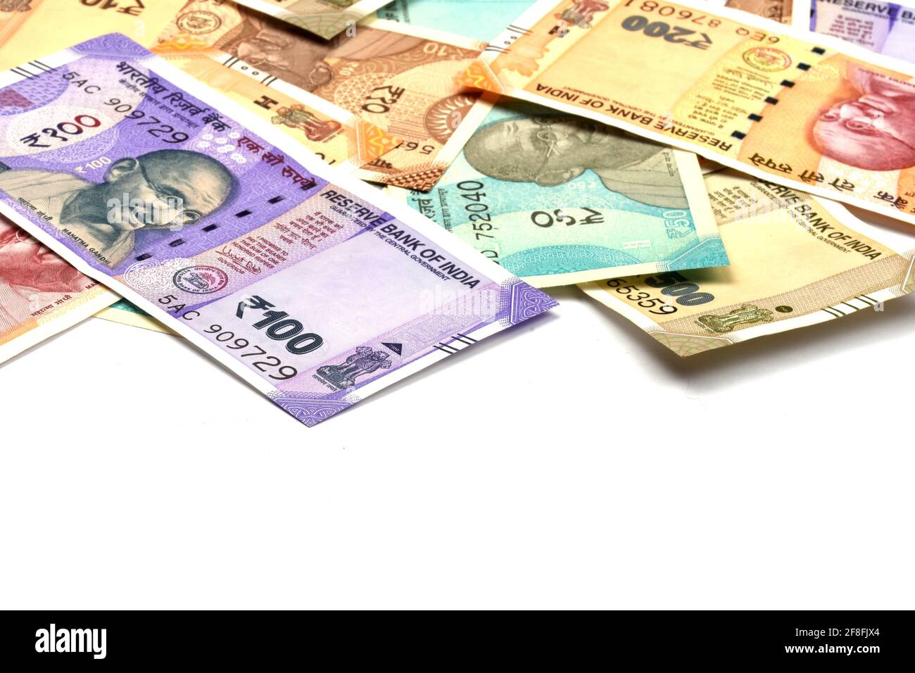 Nuovi soldi indiani su sfondo bianco isolato, valuta indiana, rupia, rupia indiana, denaro indiano, Affari, finanza, investimenti, Foto Stock