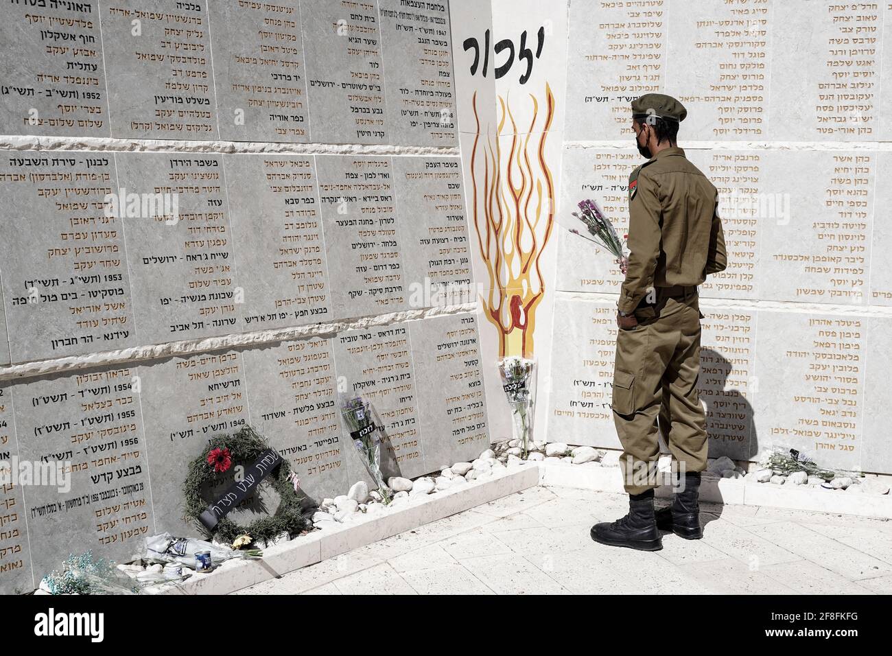 Gerusalemme, Israele. 14 Apr 2021. Le famiglie, gli amici e i compagni d'armi onorano e piangono i caduti al cimitero militare di Mount Herzl il giorno del Memorial Day, Yom Hazikaron, per i soldati israeliani caduti e le vittime degli attacchi terroristici, commemorando 23,928 caduti. Credit: NIR Alon/Alamy Live News Foto Stock