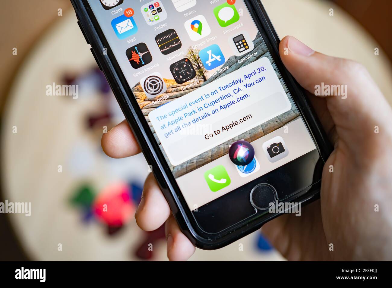 Bangkok, Thailandia - 14 aprile 2021 : Siri app in iPhone dice che il prossimo evento Apple è il 20 aprile. Foto Stock