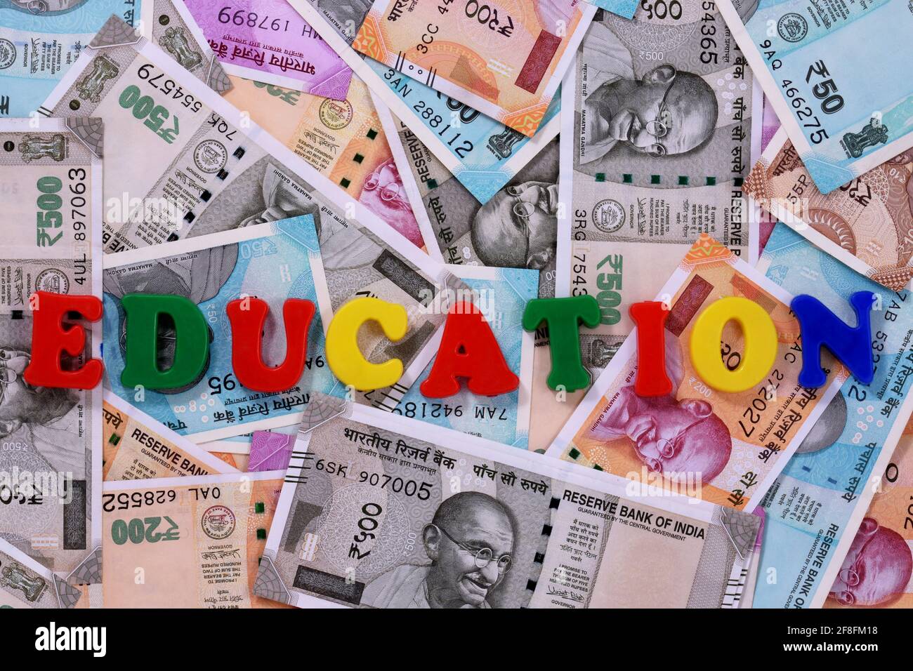 Concetto di istruzione, alfabeto dell'istruzione su base monetaria, valuta indiana, rupia, rupia indiana, denaro indiano, Affari, finanza, investimenti, Foto Stock