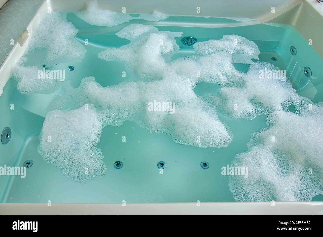 Schiuma nella vasca idromassaggio Foto stock - Alamy