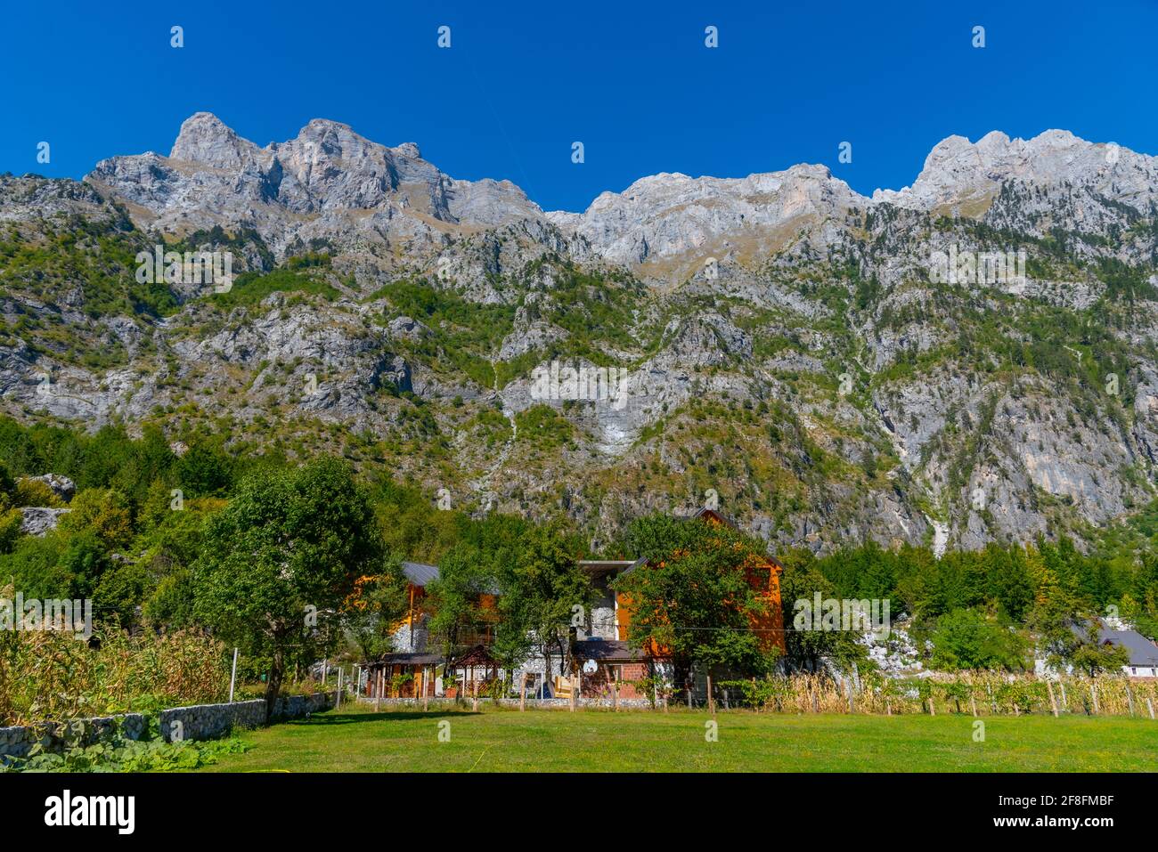 Villaggio nella valle di Valbona in Albania Foto Stock