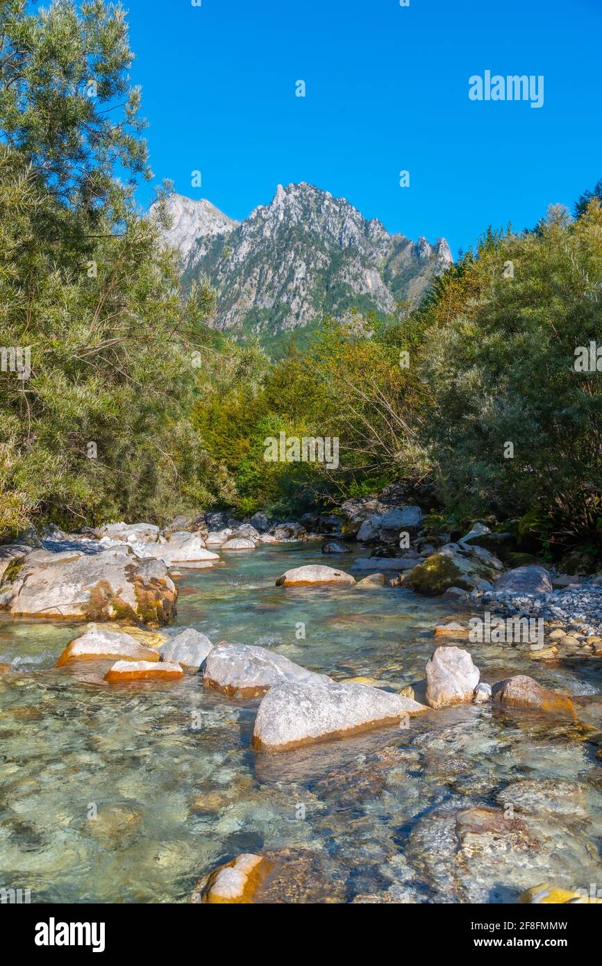 Fiume Valbona circondato da una splendida natura in Albania Foto Stock