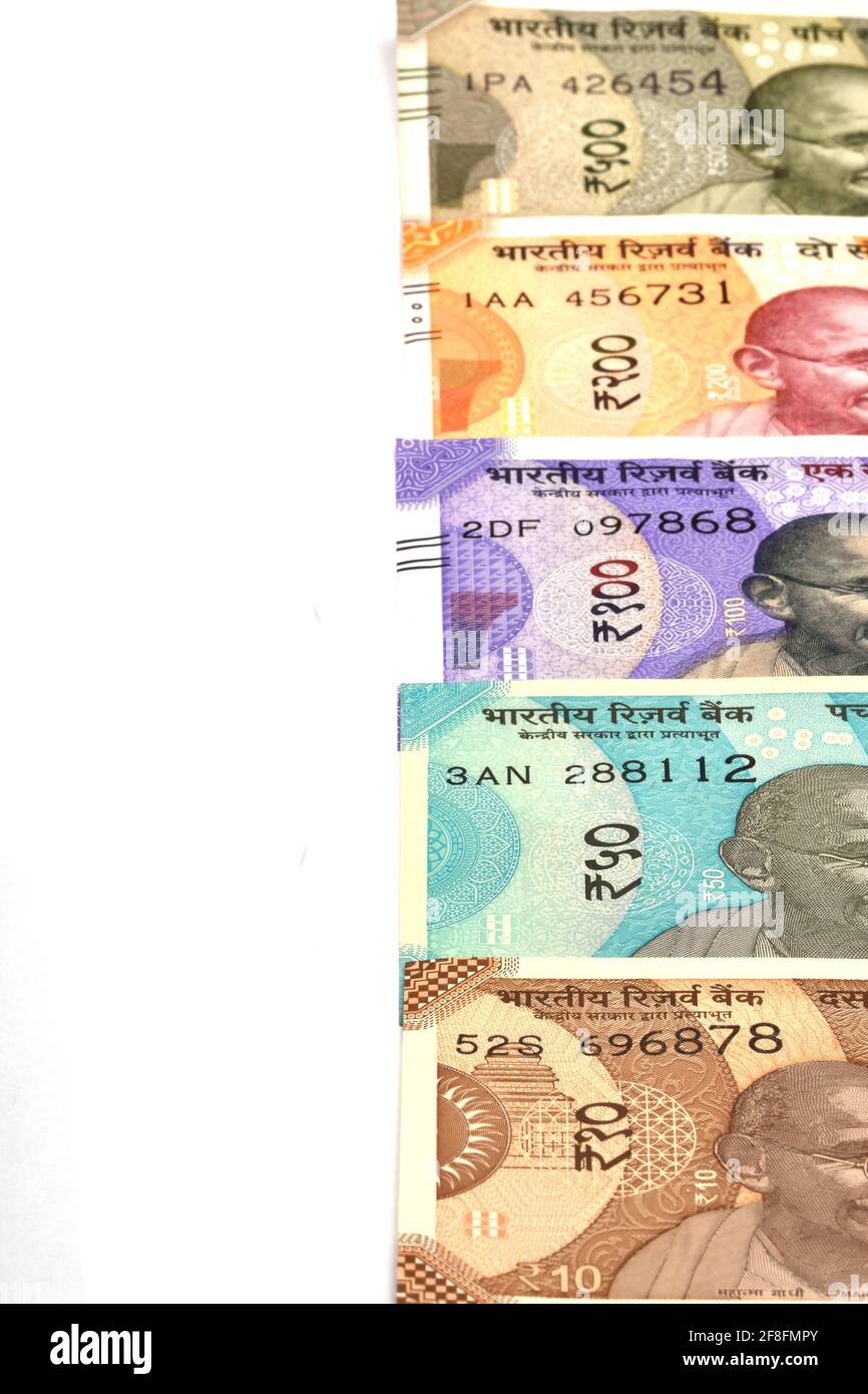 Nuovi soldi indiani su sfondo bianco isolato, valuta indiana, rupia, rupia indiana, denaro indiano, Affari, finanza, investimenti, Foto Stock