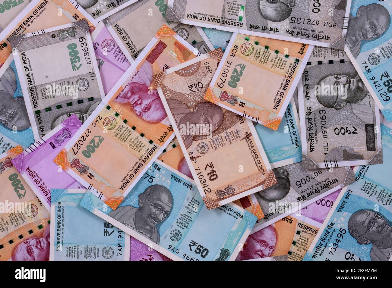 Nuova moneta indiana di 2000, 500, 200, 50 e 10 rupie note background Foto Stock