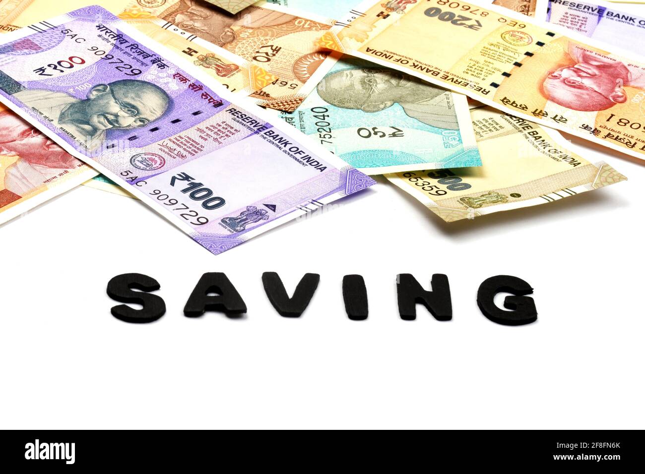 Concetto di risparmio di denaro, alfabeto di risparmio in background denaro, valuta indiana, rupia, rupia indiana, denaro indiano, Affari, finanza, investimenti, Foto Stock