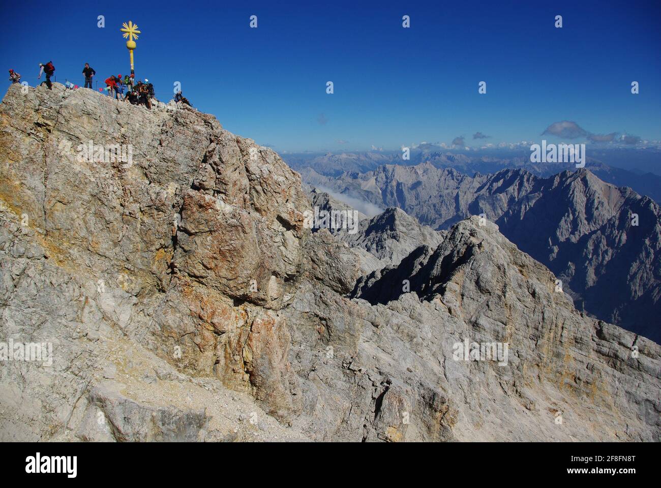 Vista della cima della montagna più alta della Germania, Zuspitze 9,7718 piedi (2,962 m.), Wetterstein Montagne, Alpi Foto Stock