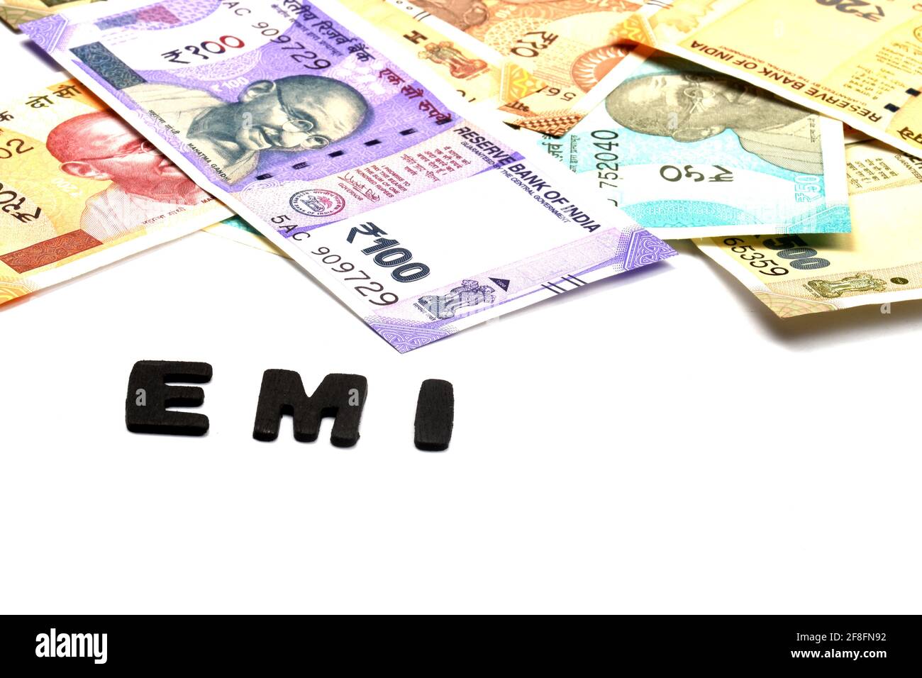 Concetto EMI, alfabeto EMI su base monetaria, valuta indiana, rupia, rupia indiana, moneta indiana, Affari, finanza, investimenti, Foto Stock