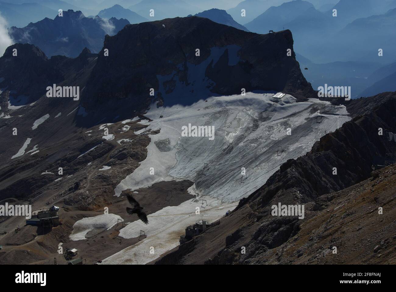 Vista dalla montagna più alta della Germania, Zuspitze 9,718 piedi (2,962 m.), Wetterstein Montagne, Alpi Foto Stock