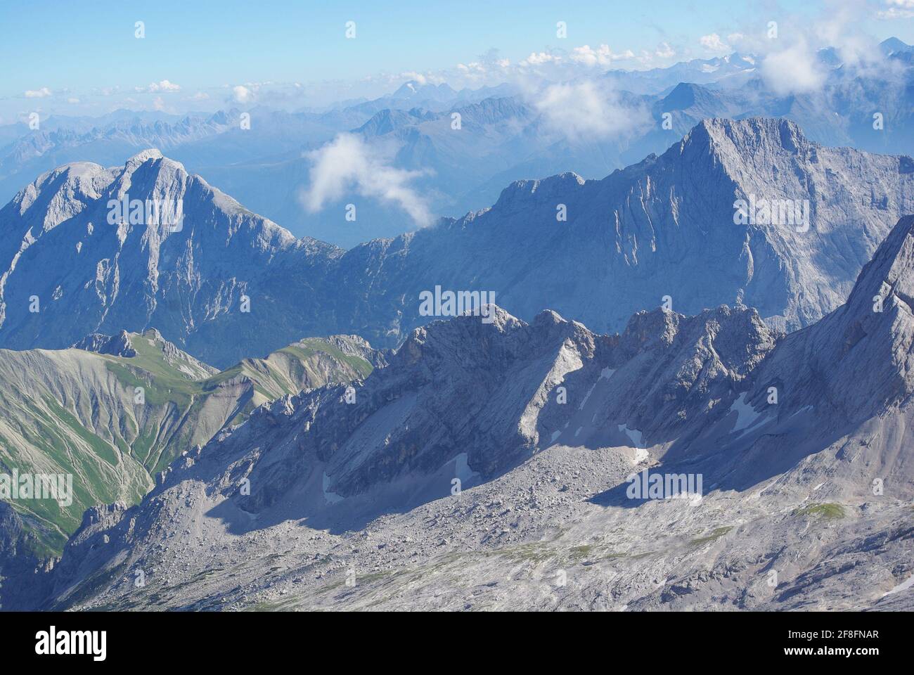 Vista dalla montagna più alta della Germania, Zuspitze 9,7718 piedi (2,962 m.), Wetterstein Montagne, Alpi Foto Stock