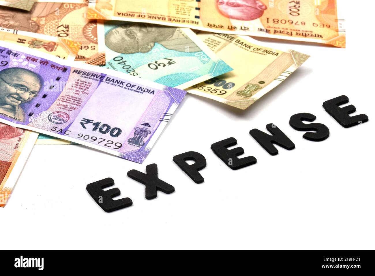 Concetto di spesa, alfabeto di spesa su sfondo monetario, valuta indiana, rupia, rupia indiana, denaro indiano, Affari, finanza, investimenti, Foto Stock
