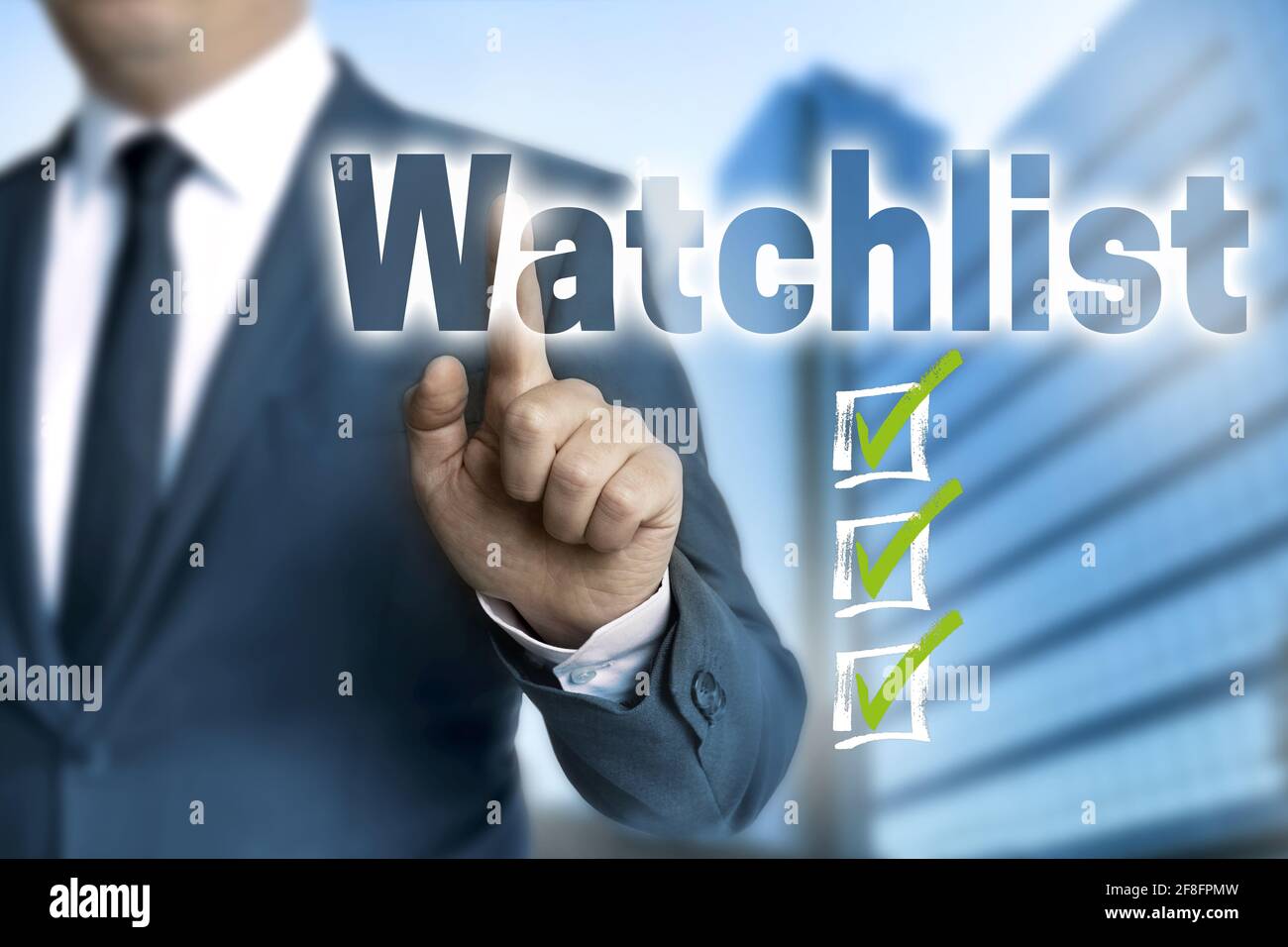 Il concetto di Watchlist è mostrato da un uomo d'affari. Foto Stock