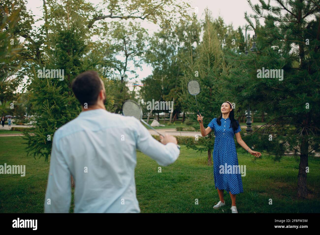 Giovane coppia adulta che gioca a badminton nel parco. Foto Stock