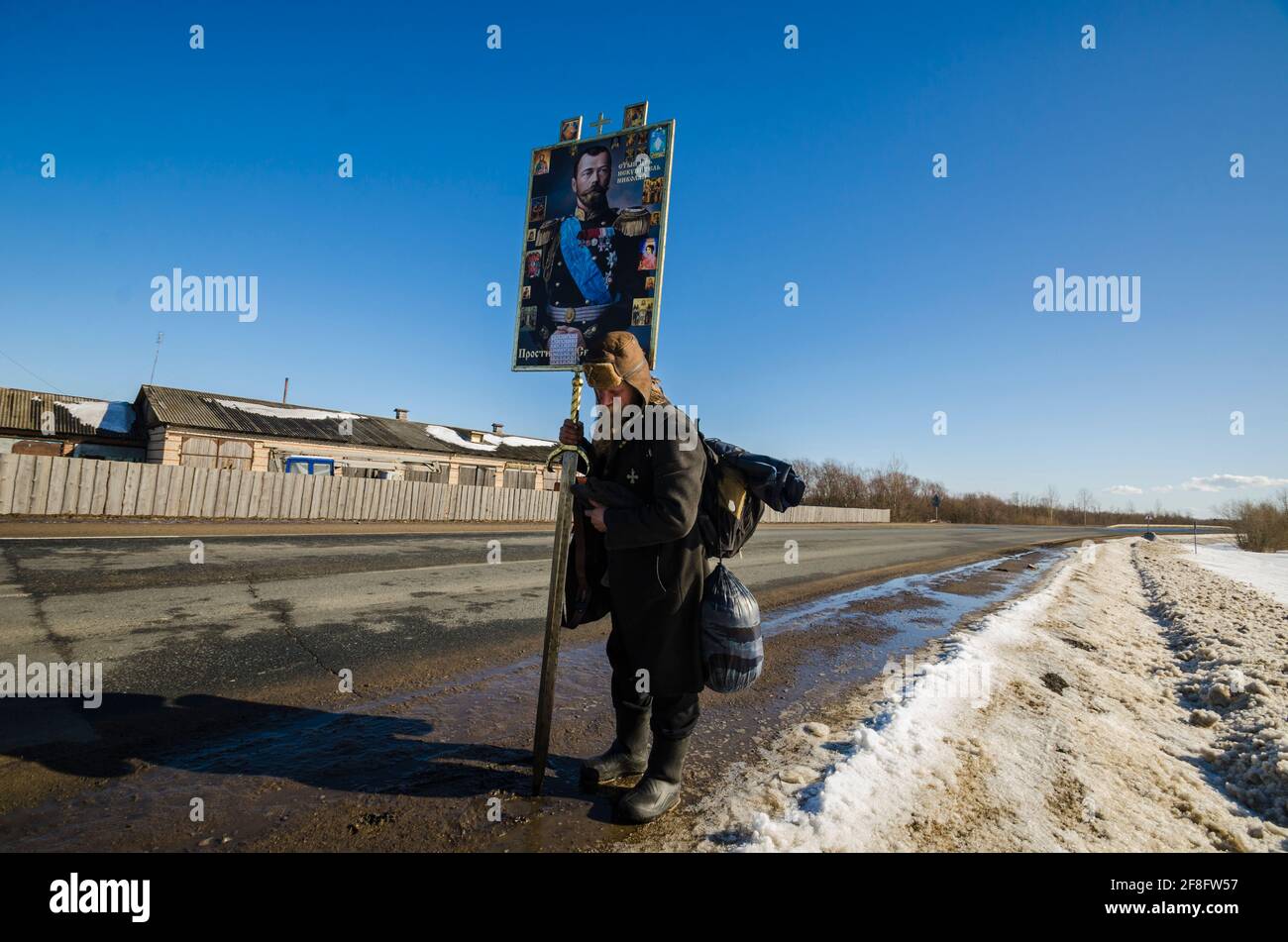 Marzo, 2021 - Kholmogory. Processione religiosa russa. Wanderer con una spada e un'icona di Tsar Nicholas II Russia, regione di Arkhangelsk Foto Stock