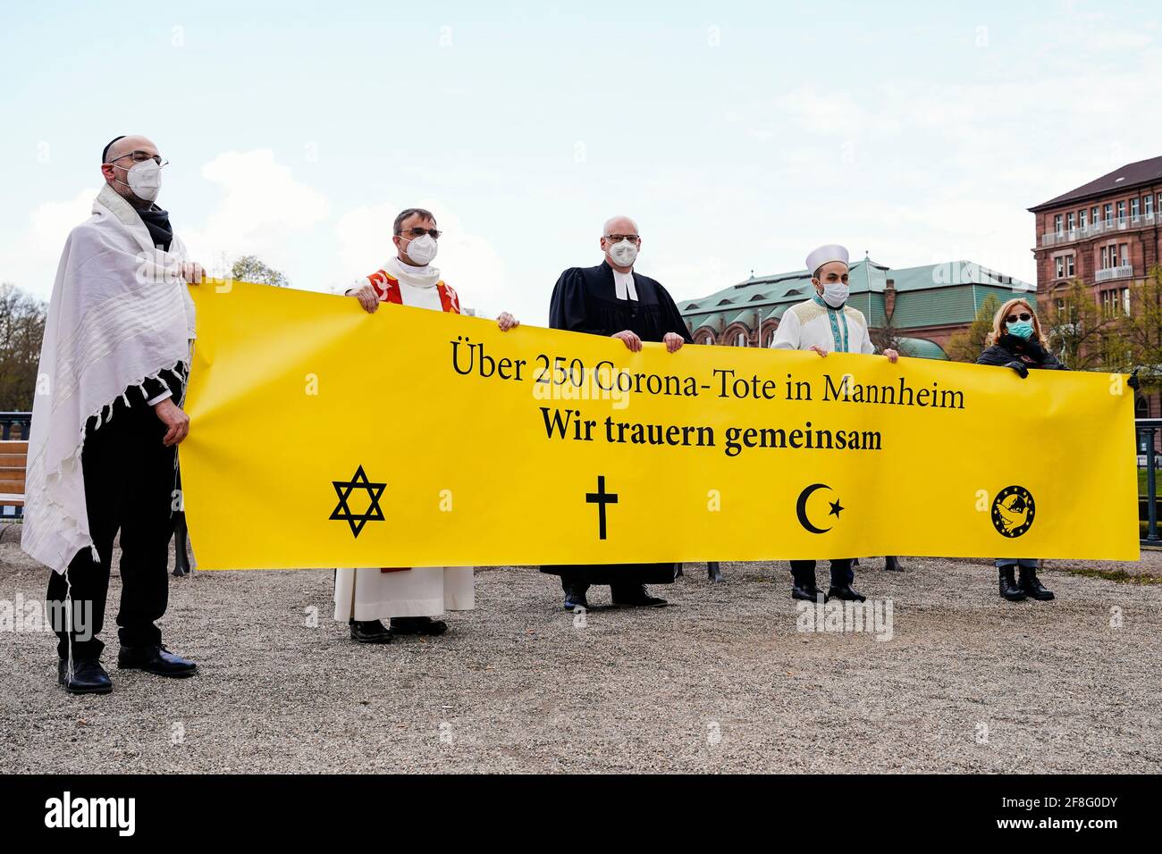 Mannheim, Germania. 14 Apr 2021. Amnon Seelig (l-r), Kanto della Comunità ebraica; Karl Jung, Decano della Chiesa Cattolica; Ralph Hartmann, Decano della Chiesa Protestante, Muhammet Güntay, Imam e rappresentante religioso della Moschea del Sultano Selim di Yavuz; E Ana Zerno Antes, clergywoman della Comunità Alevi, tenere un banner con l'iscrizione 'oltre 250 morti di corona a Mannheim - noi piangiamo insieme' nelle loro mani per commemorare le morti di corona. Credit: Uwe Anspach/dpa/Alamy Live News Foto Stock