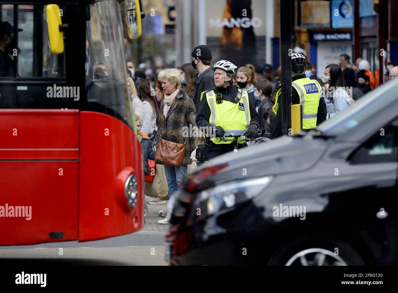 Londra, Inghilterra, Regno Unito. Gli ufficiali di polizia sulle biciclette a Oxford Circus nella prima settimana dopo le restrizioni di blocco COVID sono stati rilassati permettendo ai negozi di. Foto Stock