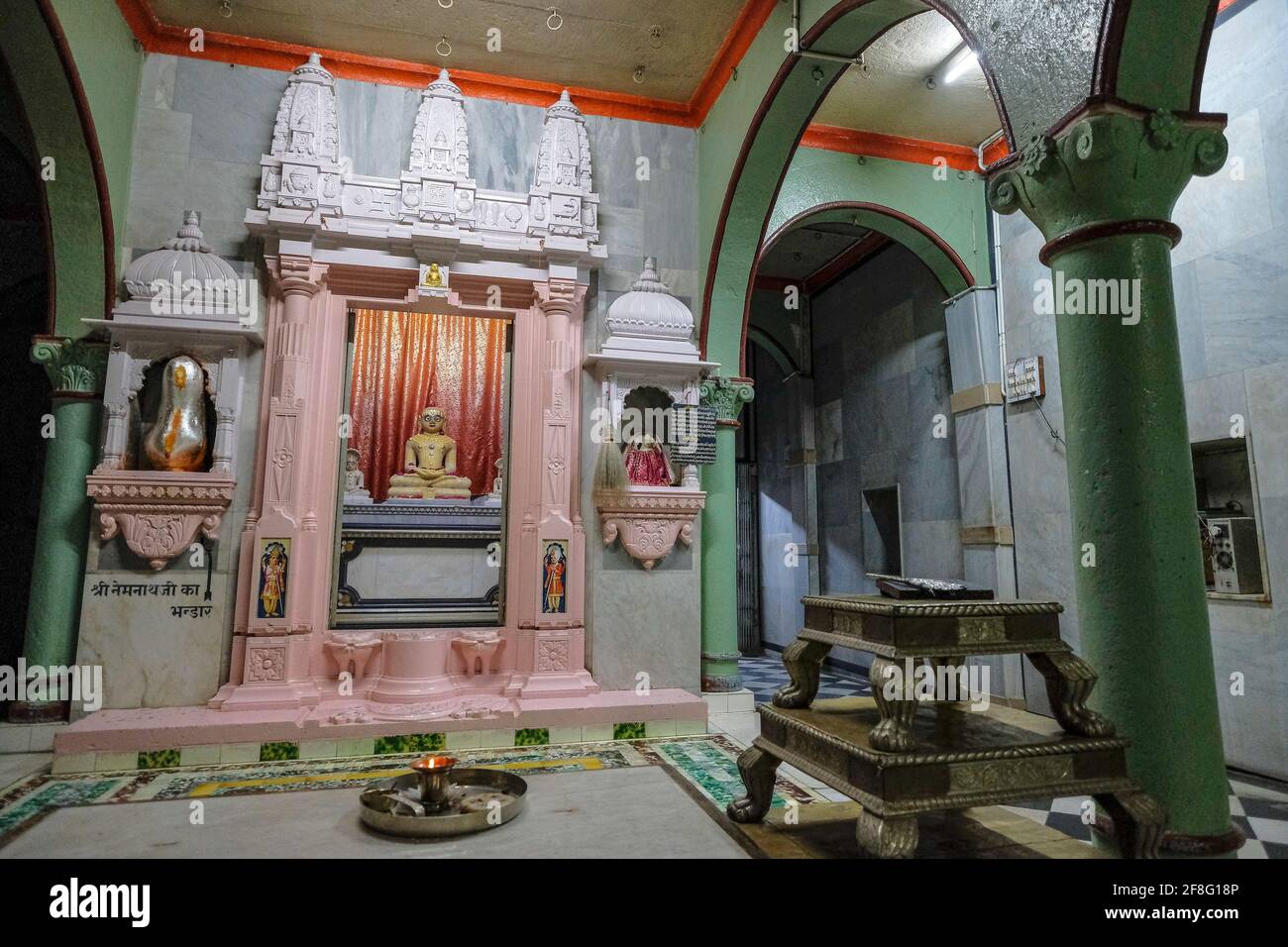 Indore, India - Marzo 2021: Dettaglio dell'interno del Tempio di Jain Shwetamber il 12 Marzo 2021 a Indore, Madhya Pradesh, India. Foto Stock