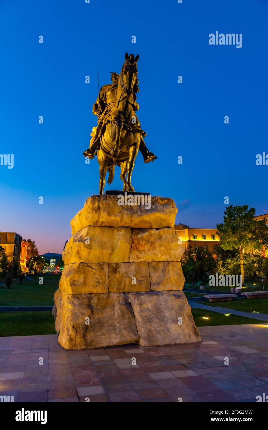 Vista all'alba della statua di Skanderbeg a Tirana, Albania Foto Stock