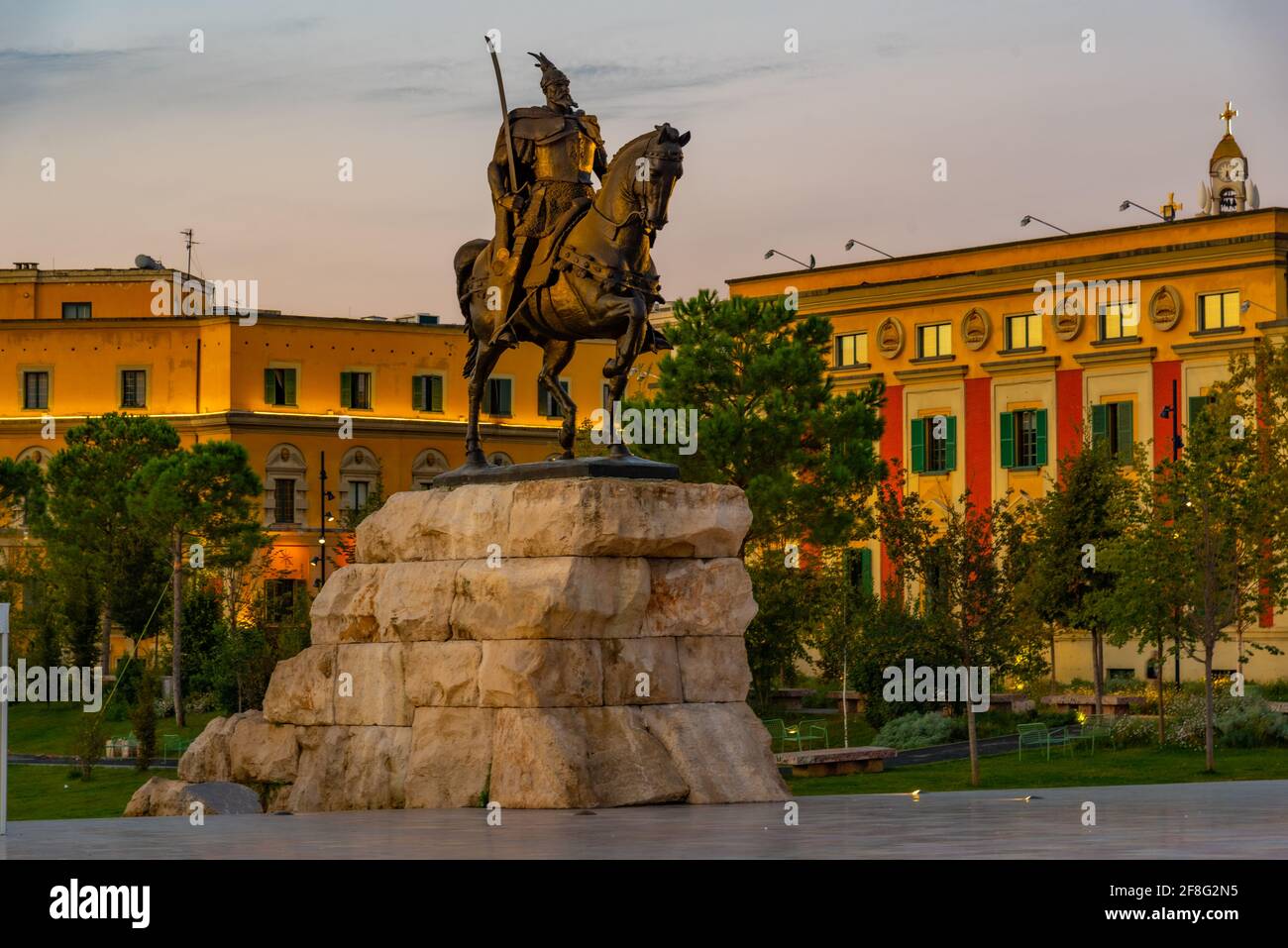 Vista all'alba della statua di Skanderbeg a Tirana, Albania Foto Stock