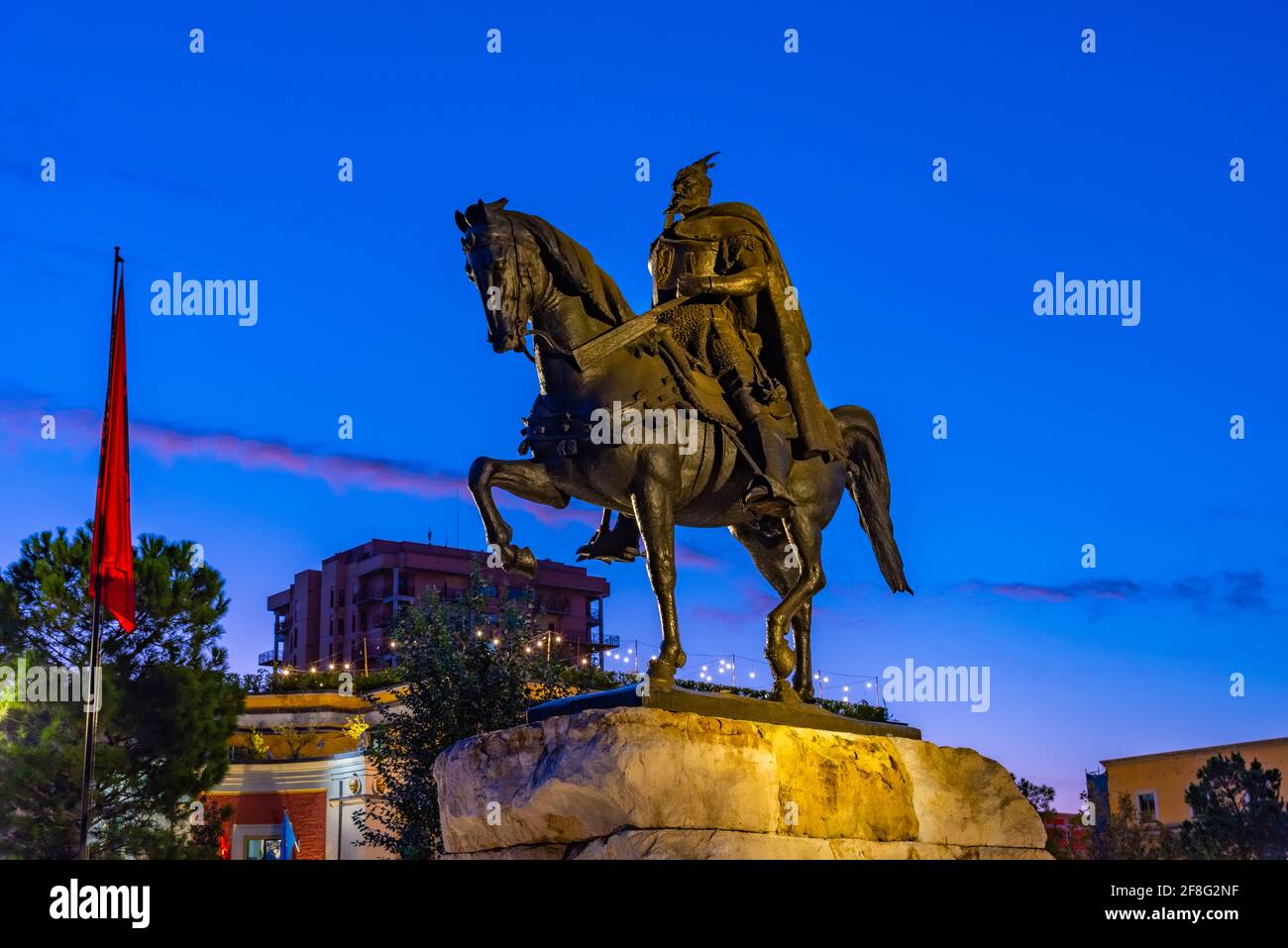 Vista all'alba della statua di Skanderbeg a Tirana, Albania Foto Stock