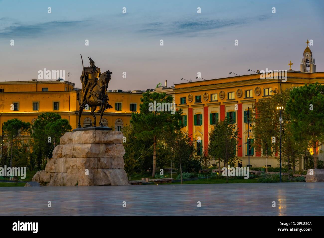 Vista all'alba della statua di Skanderbeg a Tirana, Albania Foto Stock