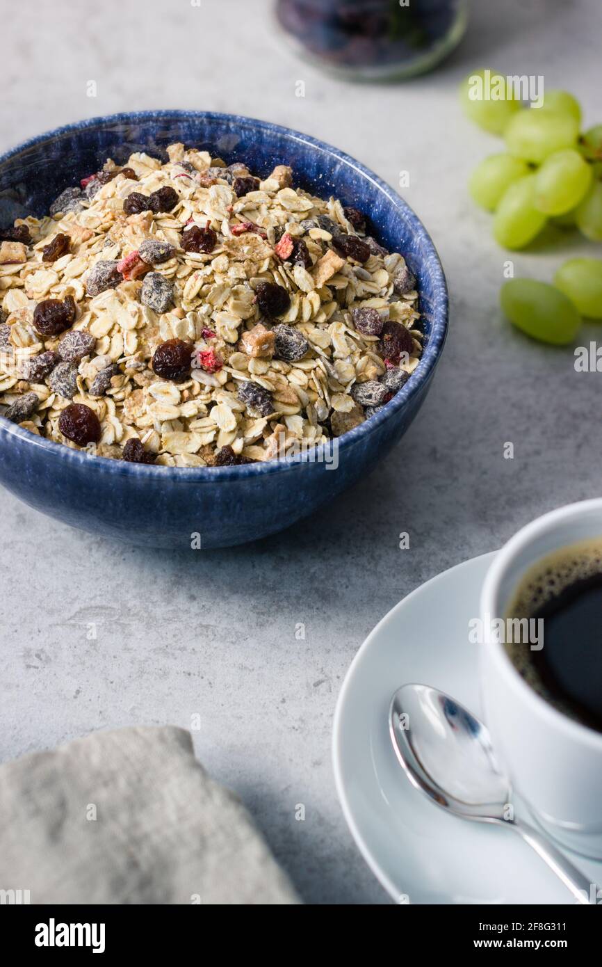 Colazione mattutina con muesli e caffè fresco e uva verde Foto Stock