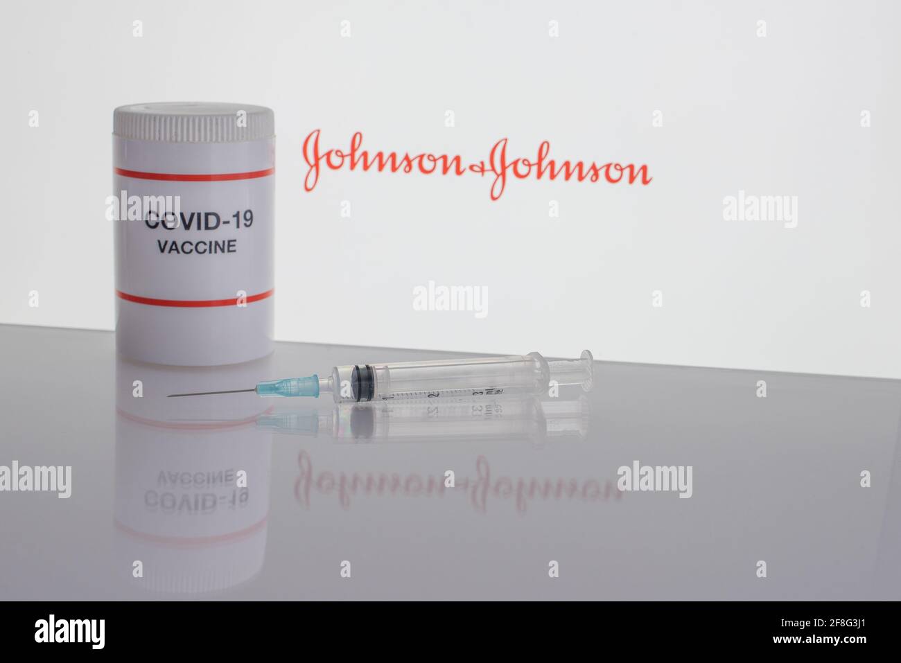 Vaccino Covid 19 di johnson and johnson etichetta e siringa, Danimarca, 14 aprile 2021 Foto Stock