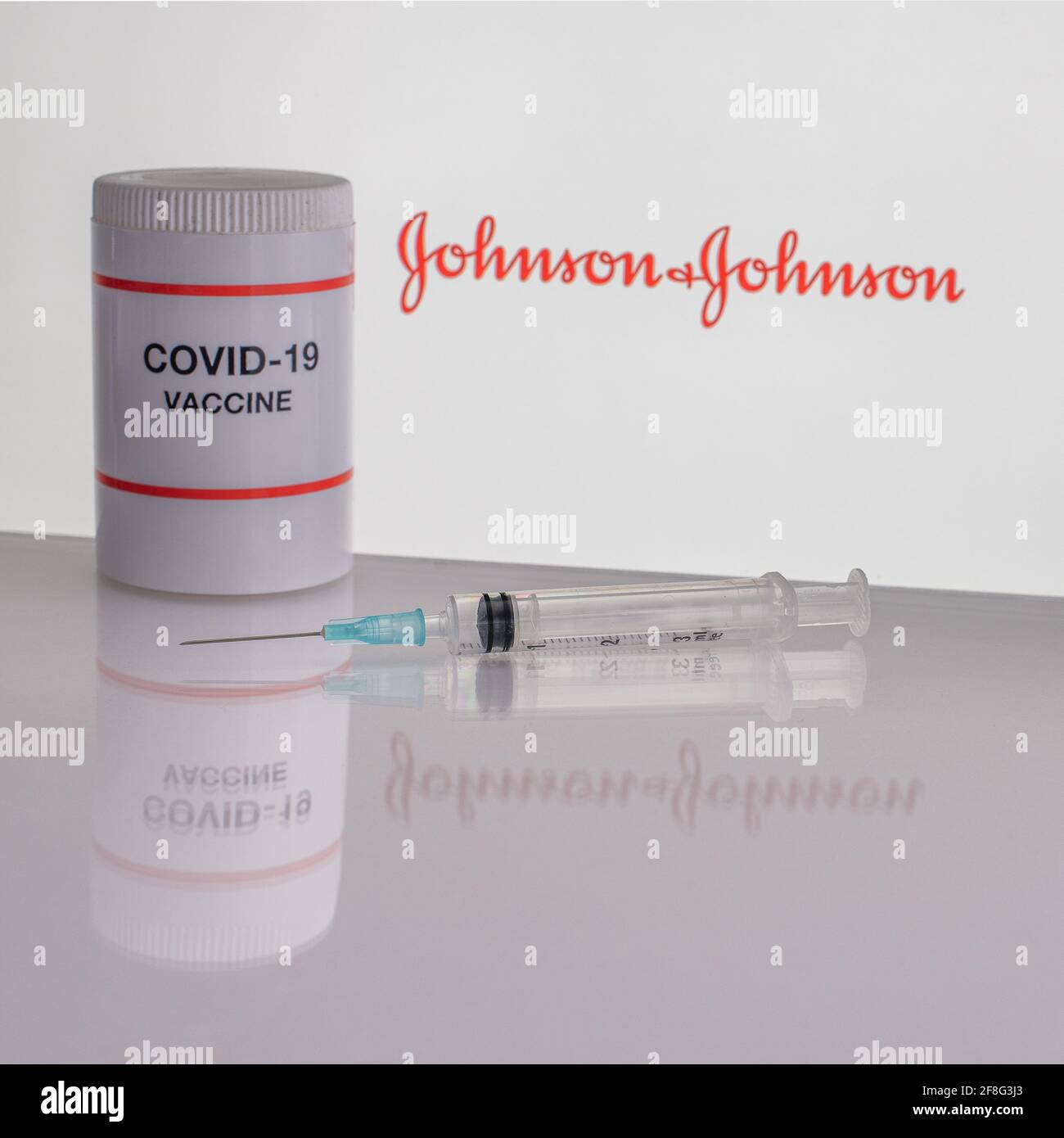 Vaccino Covid 19 di johnson and johnson etichetta e siringa, Danimarca, 14 aprile 2021 Foto Stock