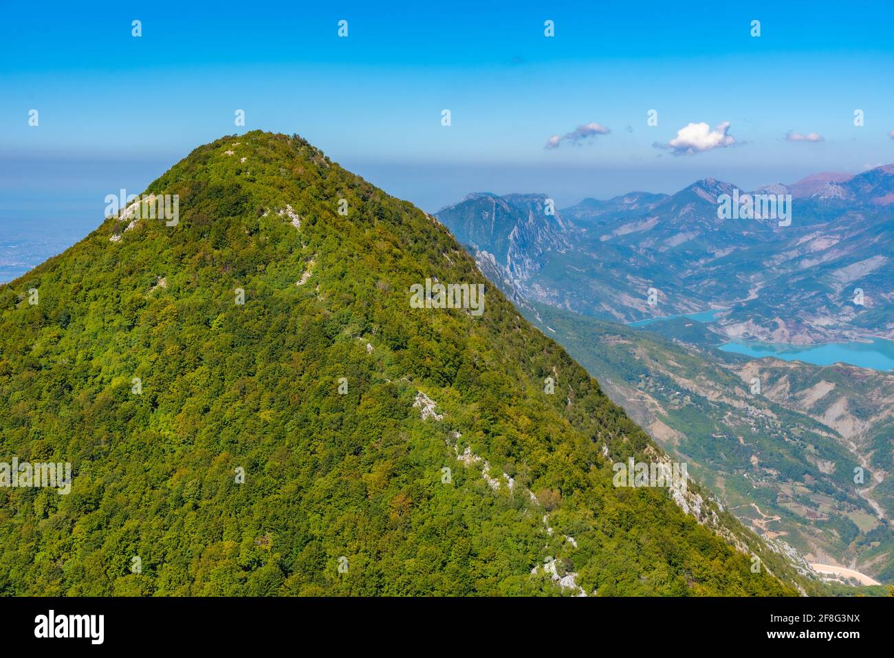 Monte Tujanit e lago di Bovilla al Parco Nazionale Dajti in Albania Foto Stock