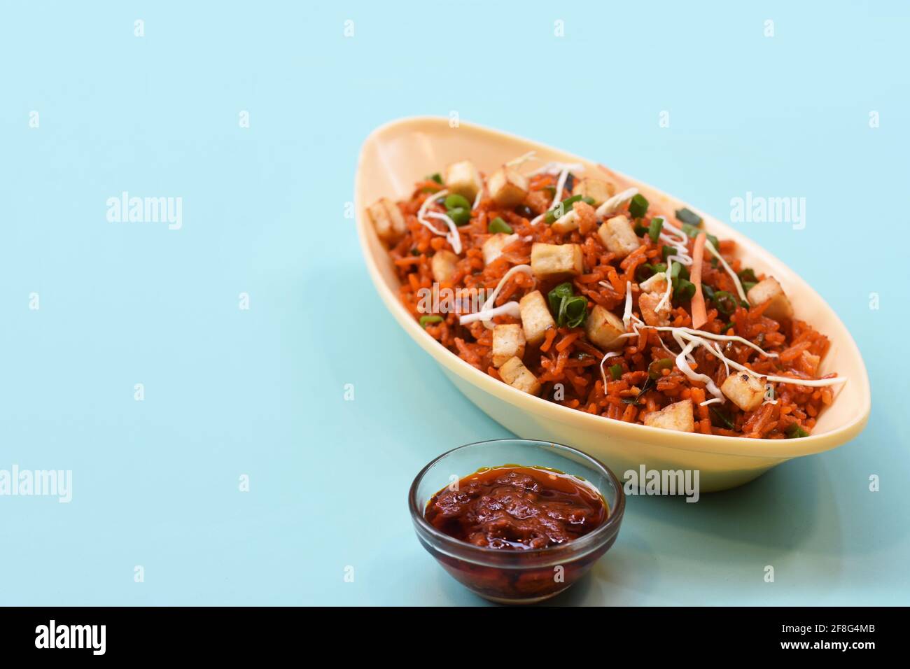 Riso fritto Schezwan paneer con salsa schezwan, riso cinese fritto con paneer, piatti della cucina indocinese Foto Stock