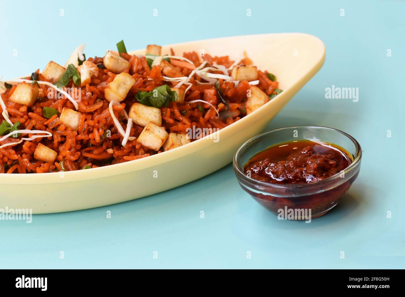 Riso fritto Schezwan paneer con salsa schezwan, riso cinese fritto con paneer, piatti della cucina indocinese Foto Stock