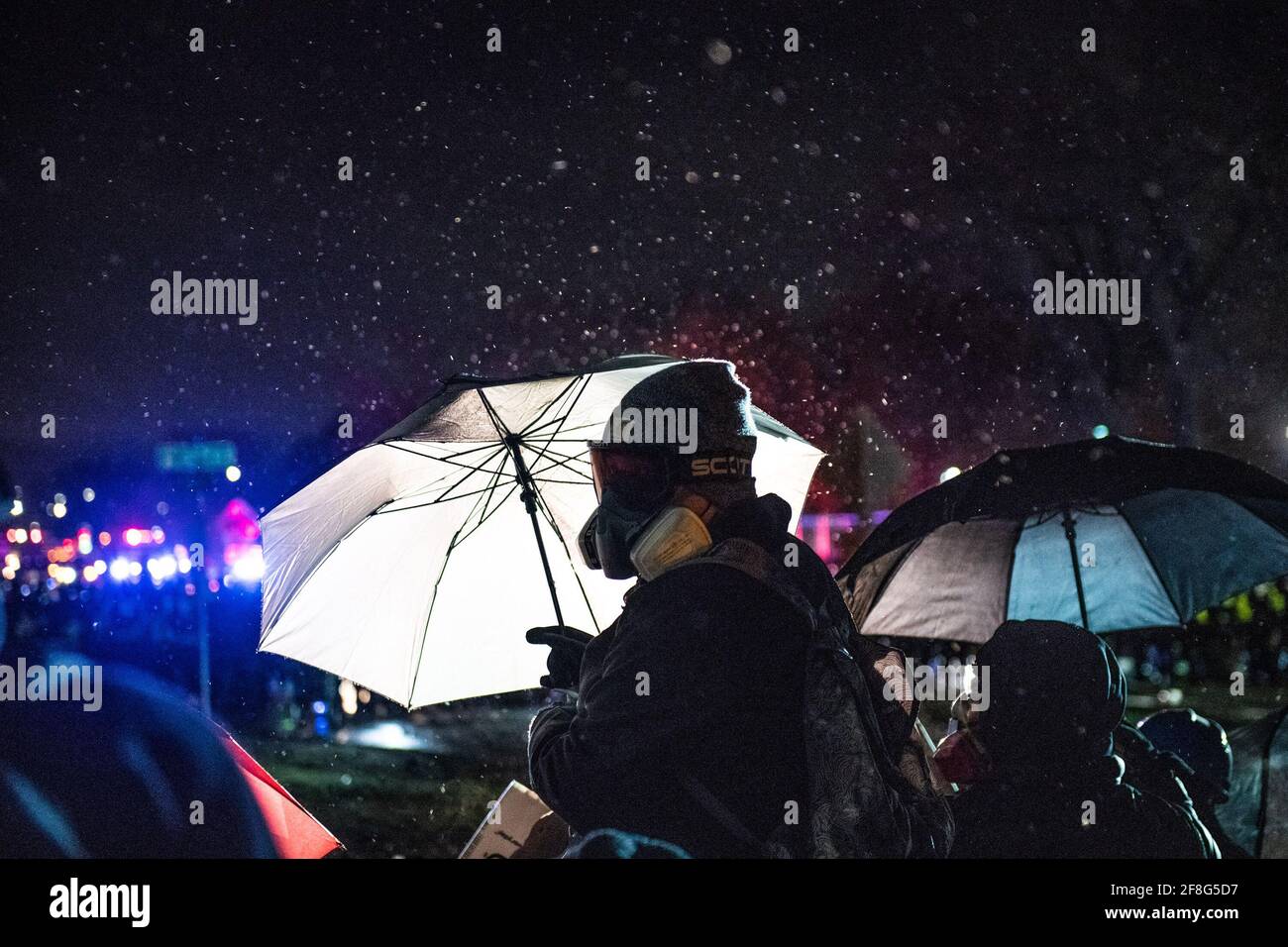 I manifestanti e gli ufficiali di polizia si scontrano fuori dal Brooklyn Center Police Department il 13 aprile 2021 a Brooklyn Center, Minnesota, dopo l'uccisione di Daunte Wright. Foto: Chris Tuite/ImageSPACE /MediaPunch Foto Stock