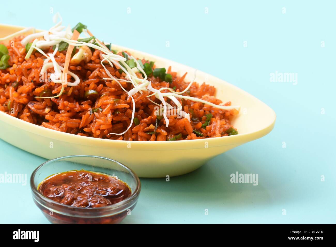 Riso fritto Schezwan con salsa schezwan, riso cinese fritto, guarnito con cipolla di primavera e cavolo indo piatti della cucina cinese Foto Stock