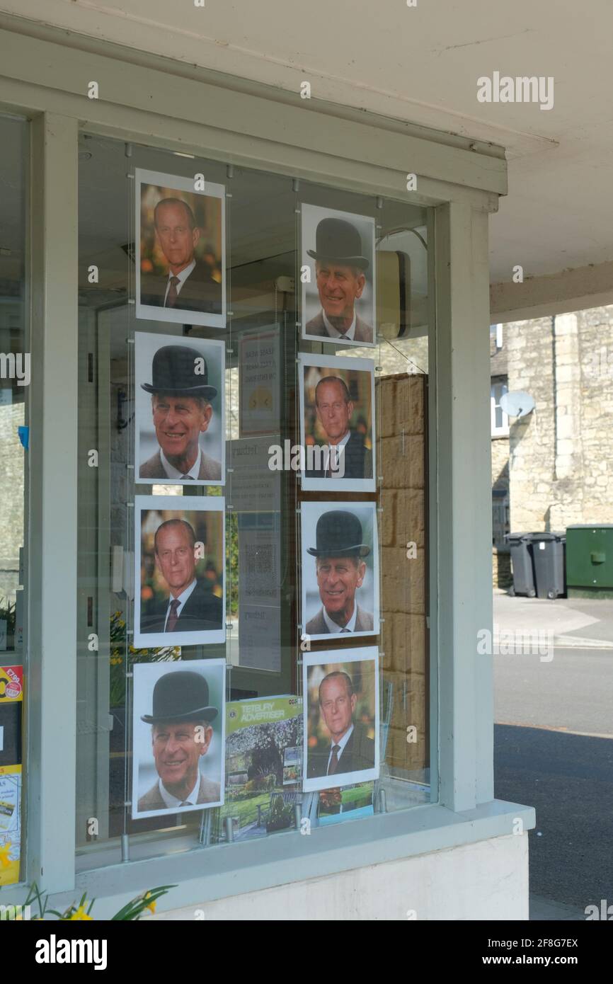 Tetbury, Gloucestershire;, Regno Unito. 14 Apr 2021. I negozi locali mostrano il loro rispetto per il compianto Duca di Edimburgo, il Principe Phillip. Il centro informazioni turistiche. Tetbury ha molti legami con la famiglia reale, il principe Charles ha una casa a Highgrove House e la principessa Anna a Gatcombe Park a pochi chilometri di distanza. Credit: JMF News/Alamy Live News Foto Stock