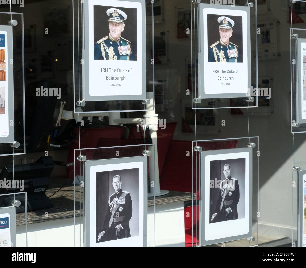 Tetbury, Gloucestershire;, Regno Unito. 14 Apr 2021. I negozi locali mostrano il loro rispetto per il compianto Duca di Edimburgo, il Principe Phillip. Tetbury ha molti legami con la famiglia reale, il principe Charles ha una casa a Highgrove House e la principessa Anna a Gatcombe Park a pochi chilometri di distanza. Credit: JMF News/Alamy Live News Foto Stock