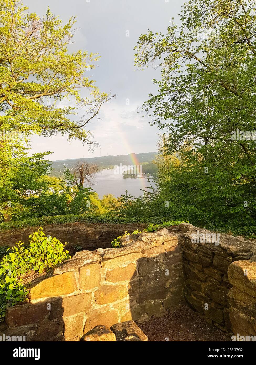 Bellissimo arcobaleno sopra il castello rovina Isenburg a Baldeneysee nella città di Essen Foto Stock