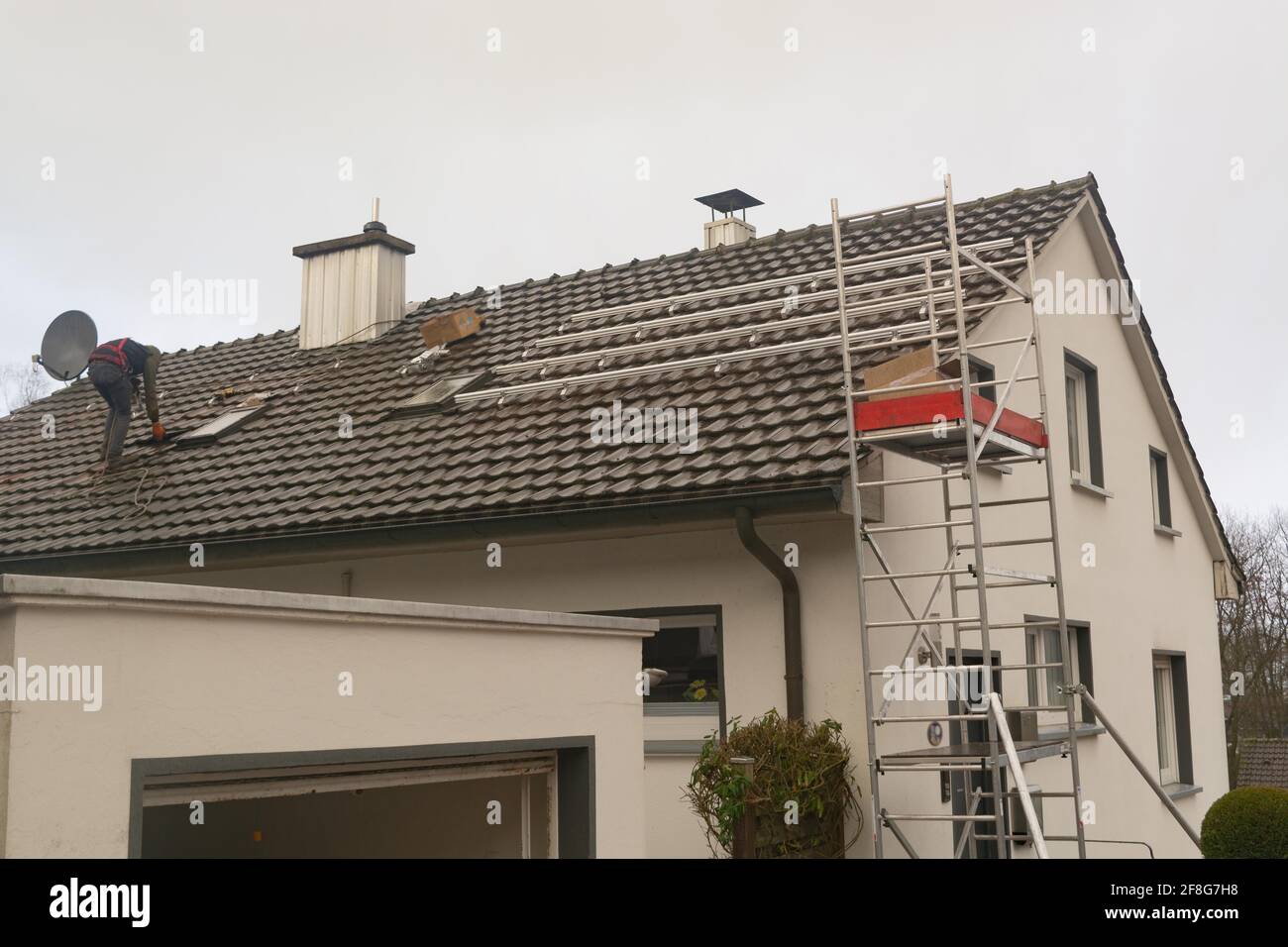 Impianto fotovoltaico, pannelli solari sono montati sul tetto Foto Stock